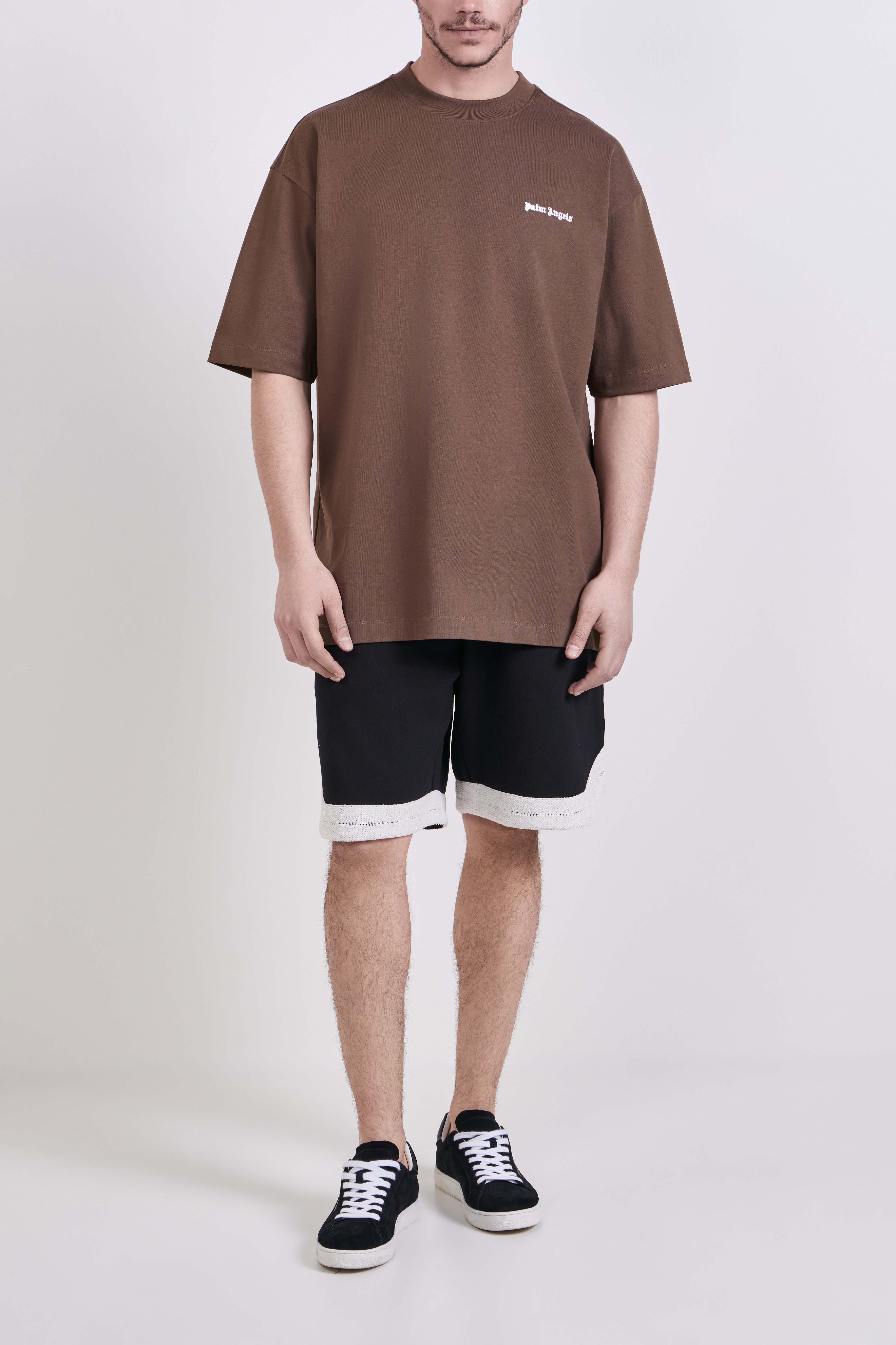 תמונת כל הלוק של מכנסי ג'וגר קצרים